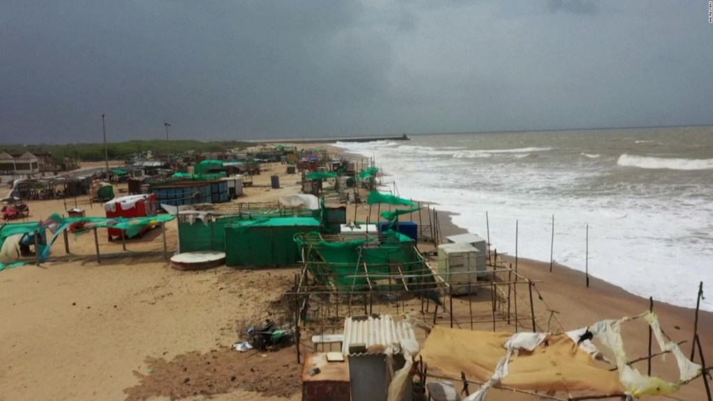 Playas vacías en India ante la llegada del ciclón Biparjoy