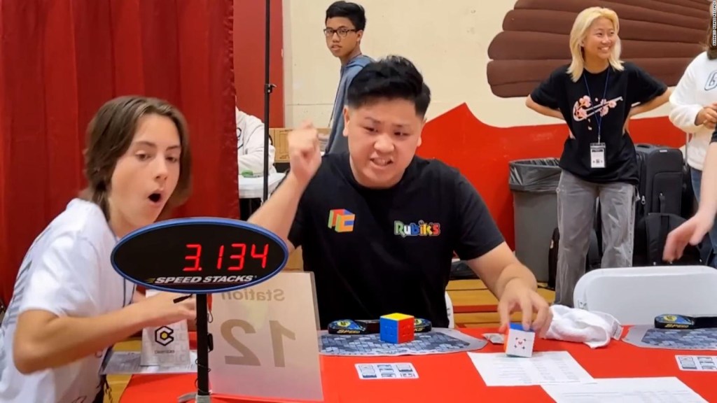 A 21-year-old boy solved a Rubik's cube and broke the world record