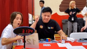 Un joven de 21 años resolvió un cubo de Rubik y batió el récord mundial