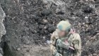 Las imágenes del dron muestran a un soldado ruso rindiéndose