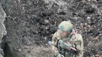 Imágenes de dron muestran a un soldado ruso rindiéndose
