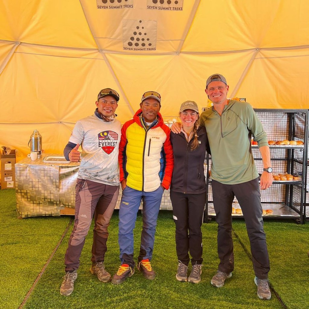 Muhammad Hawari Hashim (izquierda), un guía sherpa, Shayna Unger y Scott Lehmann en el campamento base del Everest. (Cortesía de Shayna Unger y Scott Lehmann)