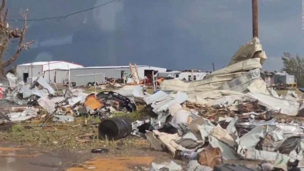 El video muestra el tornado destruyendo todo en su paso en Perryton, Texas