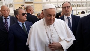 El papa Francisco sale del hospital