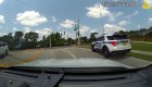 Un policía huye de control policial y lo detienen
