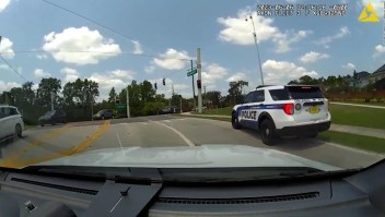 Un policía huye de control policial y lo detienen