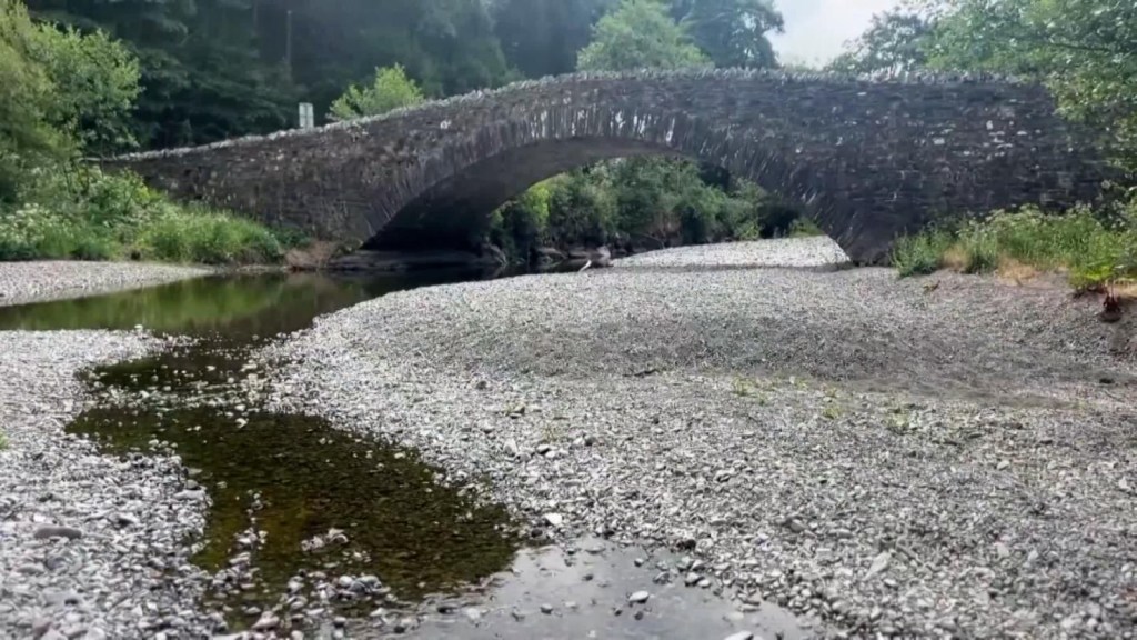 Asombro y preocupación por un río completamente seco en Inglaterra