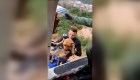 Rescatan a un hombre y su perro de inundaciones en Brasil