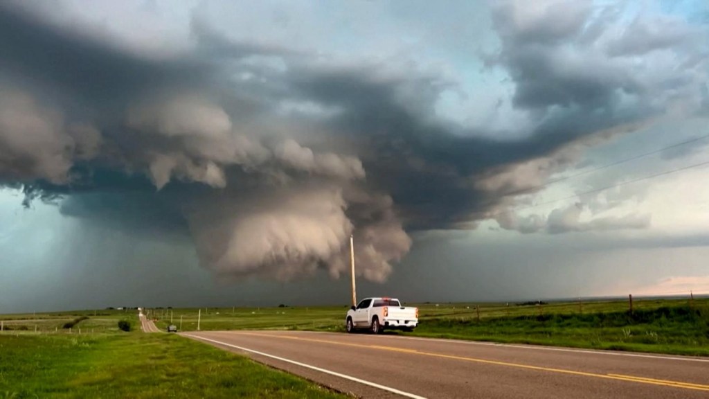 Se forma una nube embudo sobre Oklahoma en medio de advertencias de tornado