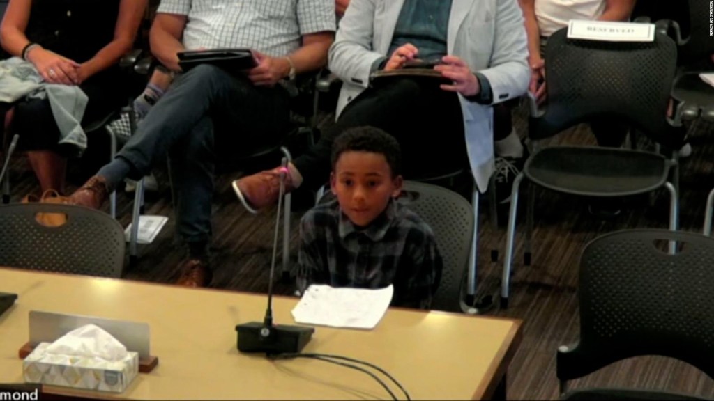 Apunta a este niño negro de 10 años que denuncia el racismo que sufre