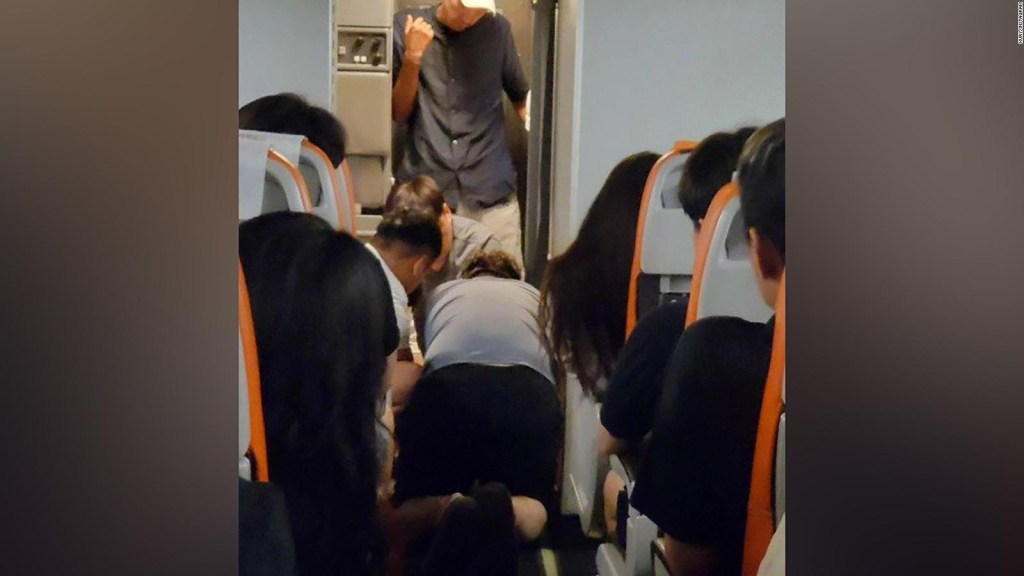 Passenger tries to open the door in mid-flight