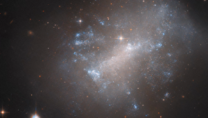 La NASA comparte imágenes de una galaxia irregular ondulante