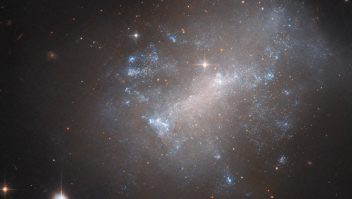 La NASA comparte imágenes de una galaxia irregular ondulante