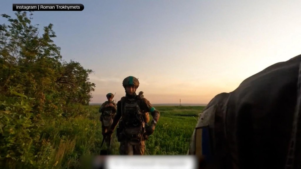 Francotirador ucraniano comparte video de un combatiente herido "destruido por una explosión"