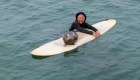 Cría de foca muestra sus habilidades para el surf