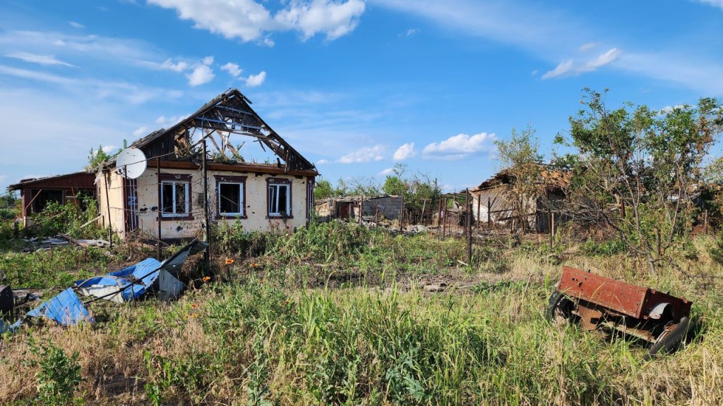 Los soldados rusos tomaron posiciones en las casas destruidas y abandonadas del pueblo. Ahora los ucranianos temen que puedan ser trampas explosivas.(Crédito: Sarah El Sirgany/CNN)