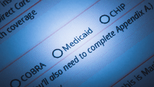 ¿Que se debe hacer para renovar la cobertura de Medicaid?
