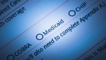 ¿Que se debe hacer para renovar la cobertura de Medicaid?