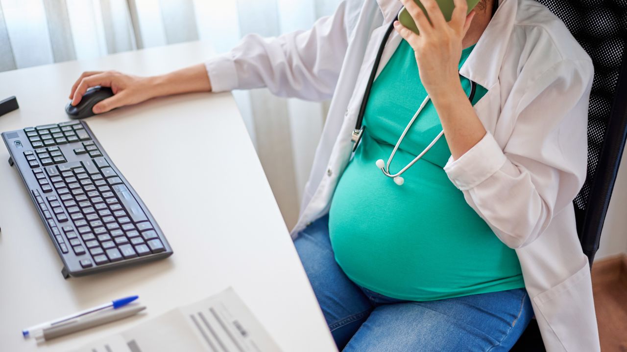 Las trabajadoras embarazadas y las madres lactantes ahora tienen nuevas  protecciones laborales en Estados Unidos