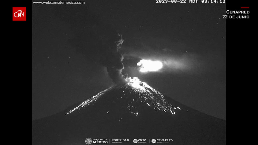 Mira al volcán Popocatépetl hacer explosión con material incandescente
