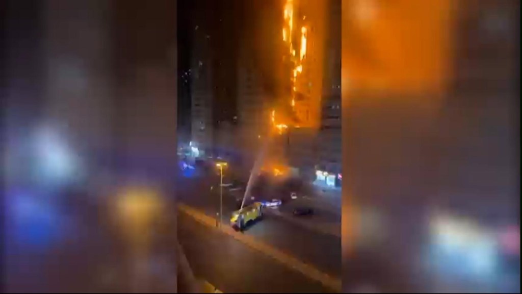 Un incendio engulle un rascacielos en los Emiratos Árabes Unidos
