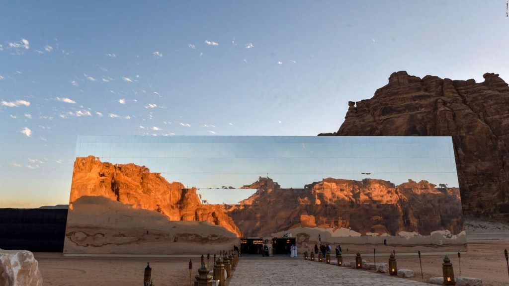 Mira el impresionante edificio de espejos que parece desaparecer en el desierto