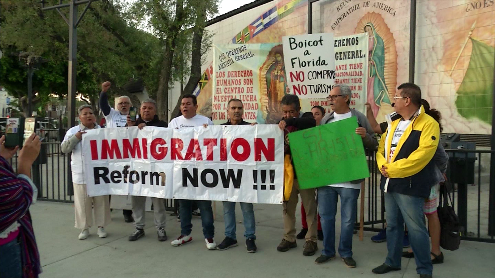 Activistas marchan en caravana contra la ley SB 1718 Video