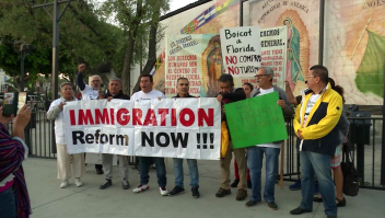 Activistas marchan en caravana contra la ley SB-1718