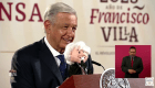 López Obrador presume a "Amlito", el peluche que dice sus frases icónicas