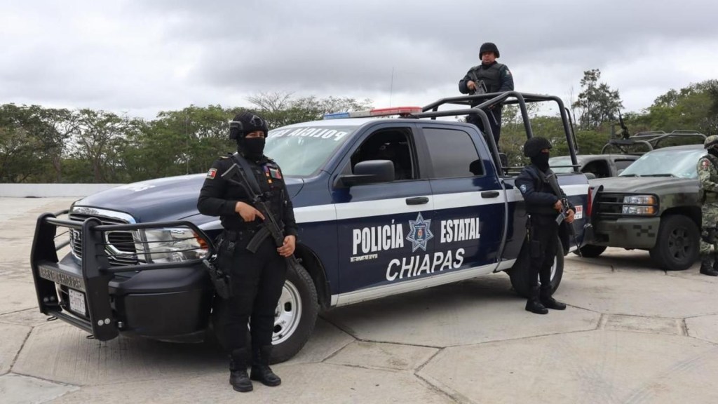 Autoridades buscan a funcionarios privados de libertad por grupo armado en México