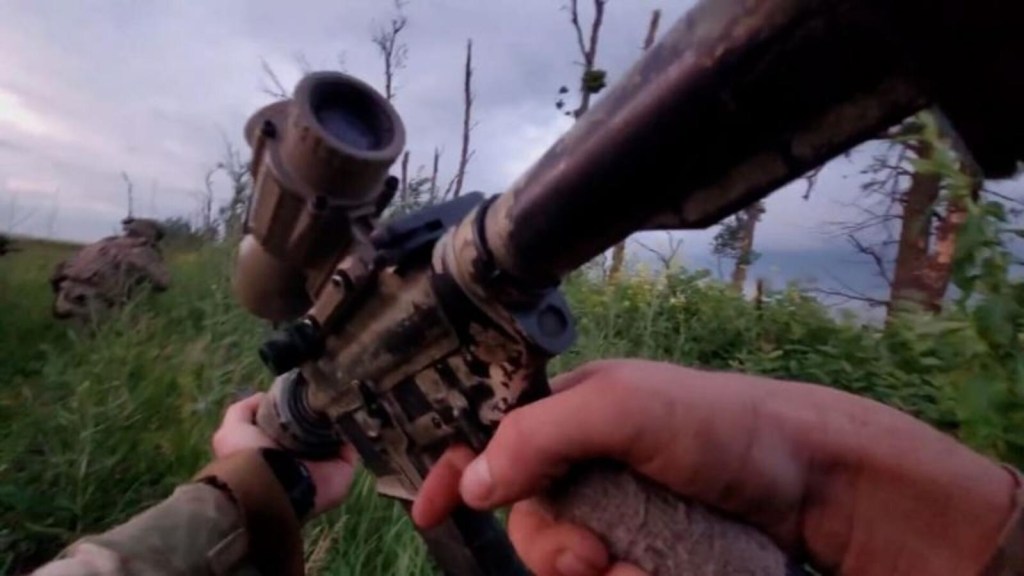 Video de cámara de acción de combates en primera línea en Ucrania