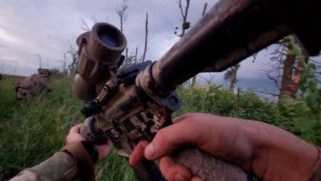 Video de cámara de acción de los combates en primera línea en Ucrania
