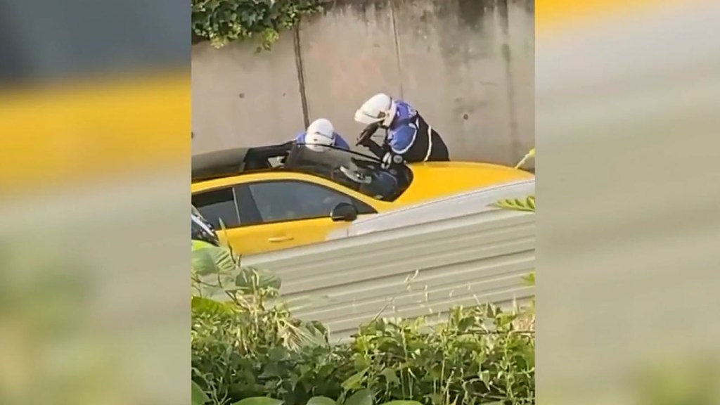 Esta captura de pantalla de un video publicado en Twitter muestra el momento en que la policía interactúa con un adolescente de 17 años durante un control de tráfico en un suburbio de París.
