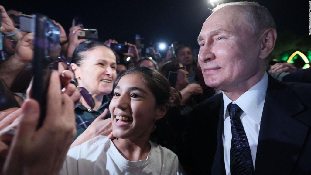 Putin greets supporters in rare public appearance