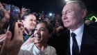 Putin saluda a sus seguidores en una rara aparición pública