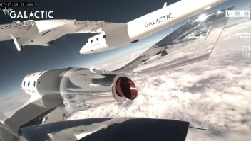 Virgin Galactic lanza los primeros clientes de pago al borde del espacio