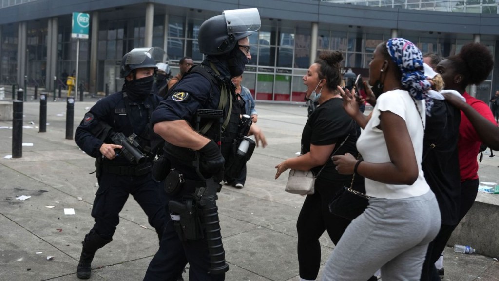 Agentes de policía se enfrentan a manifestantes en el suburbio parisino de Nanterre el 29 de junio.