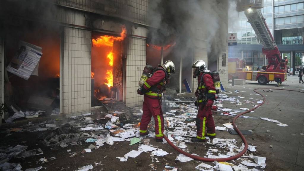 Bomberos extinguen un incendio en una oficina del banco francés Credit Mutuel en el suburbio parisino de Nanterre el 29 de junio de 2023.