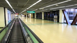 Vista de la terminal de llegadas vacía del aeropuerto internacional Don Mueang de Bangkok. (Crédito: Mladen Antonov/AFP/Getty Images)