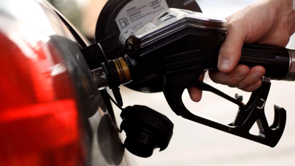 5 cosas: Caen los precios de la gasolina en EE. UU.