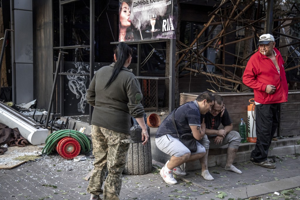 Un hombre es consolado tras salir del restaurante después del ataque. (Foto: Narciso Contreras/Anadolu Agency/Getty Images)