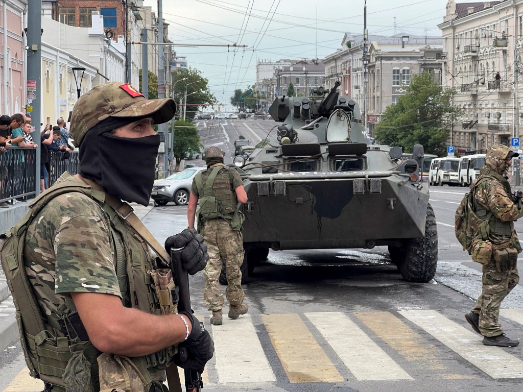 Combatientes del grupo mercenario privado Wagner en Rostov, Rusia, el 24 de junio. (Crédito: Reuters)