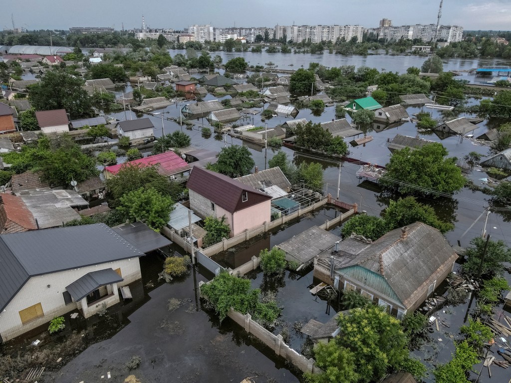 Una zona inundada de Jersón, Ucrania, tras el colapso de la presa de Nova Kakhovka, el 10 de junio. (Foto: Inna Varenytsia/Reuters)