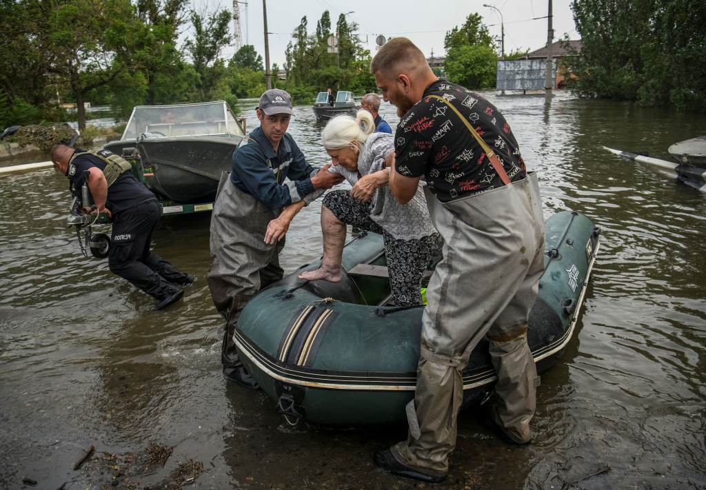 Socorristas evacúan a un residente local de una zona inundada en Jersón el 7 de junio. (Foto: Vladyslav Musiienko/Reuters)