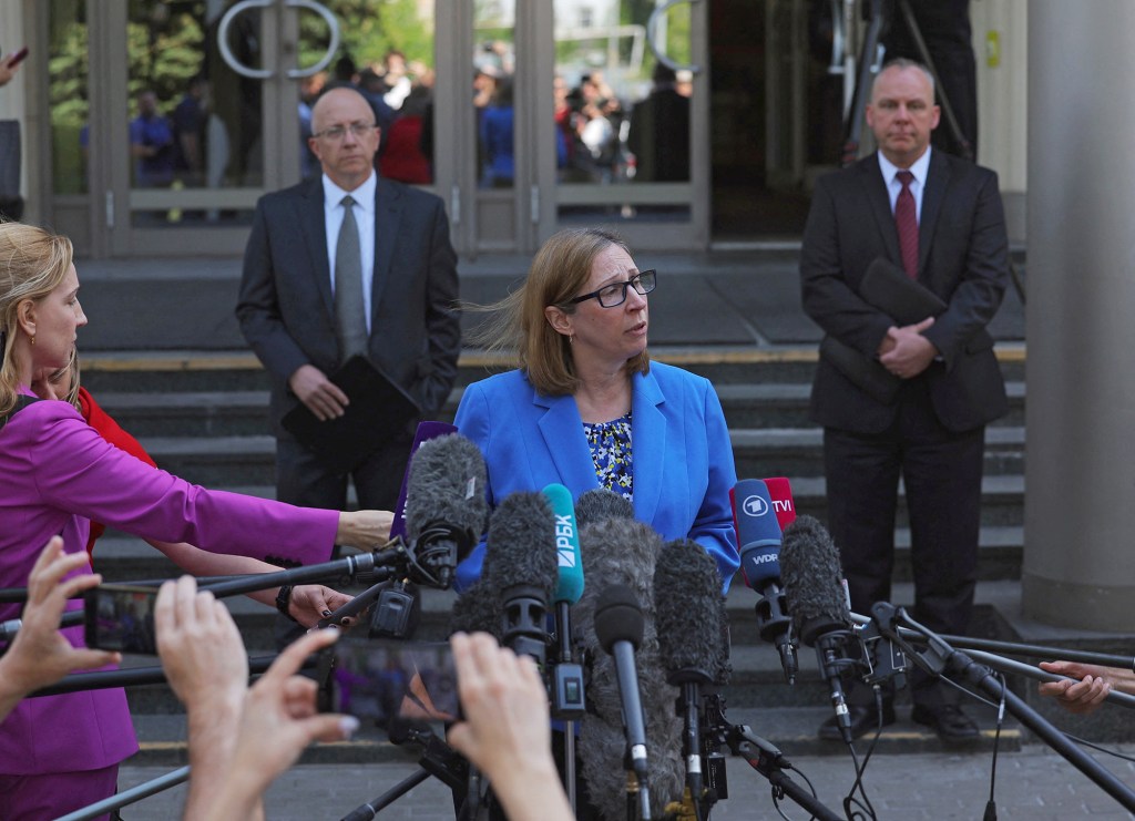 La embajadora de Estados Unidos en Rusia, Lynne Tracy, se dirige a los medios de comunicación tras una audiencia para estudiar un recurso contra la detención del periodista de The Wall Street Journal Evan Gershkovich en Moscú, Rusia, el 22 de junio. (Foto: Evgenia Novozhenina/Reuters)