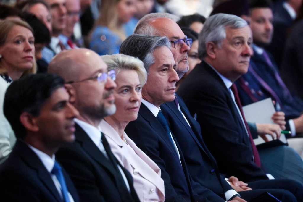 De izquierda a derecha: El primer ministro de Reino Unido, Rishi Sunak, sentado junto al primer ministro de Ucrania, Denys Shmyhal; la presidenta de la Comisión Europea, Ursula von der Leyen, y el secretario de Estado de EE.UU., Antony Blinken, durante la Conferencia sobre la Recuperación de Ucrania celebrada en Londres el 21 de junio. (Foto: Leah Millis/Pool/AFP/Getty Images)