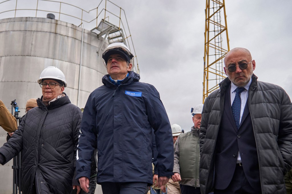 El director general del OIEA, Rafael Grossi, visita la central nuclear de Zaporiyia, controlada por Rusia, en el sur de Ucrania, el 29 de marzo. (Foto: Andrey Borodulin/AFP/Getty Images)