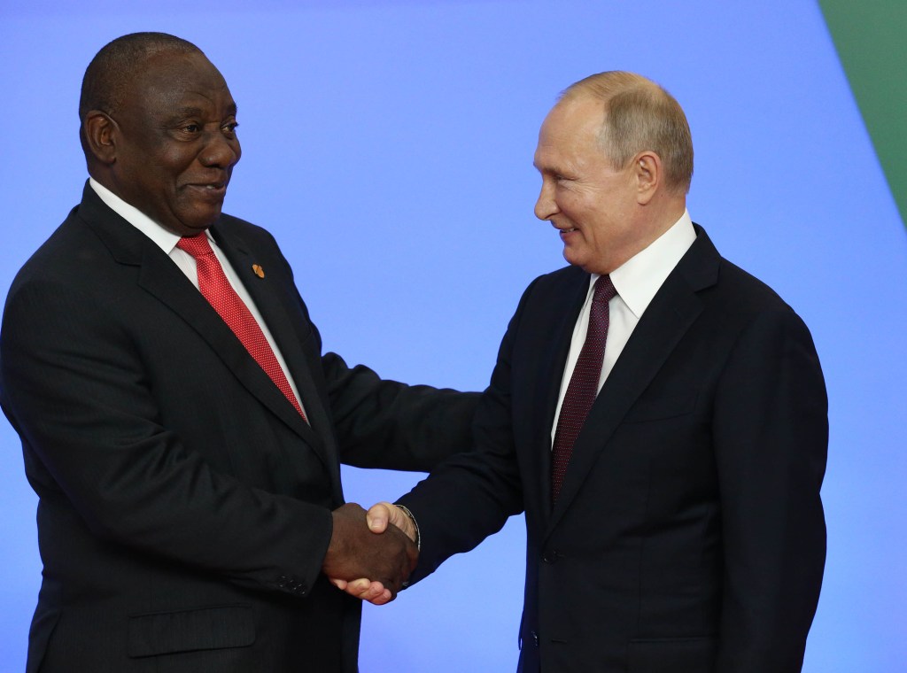 El presidente de Sudáfrica, Cyril Ramaphosa, y el presidente de Rusia, Vladimir Putin, en una imagen durante la Cumbre Rusia-África en Sochi, Rusia, en octubre de 2019. (Foto: Mikhail Svetlov/Getty Images)
