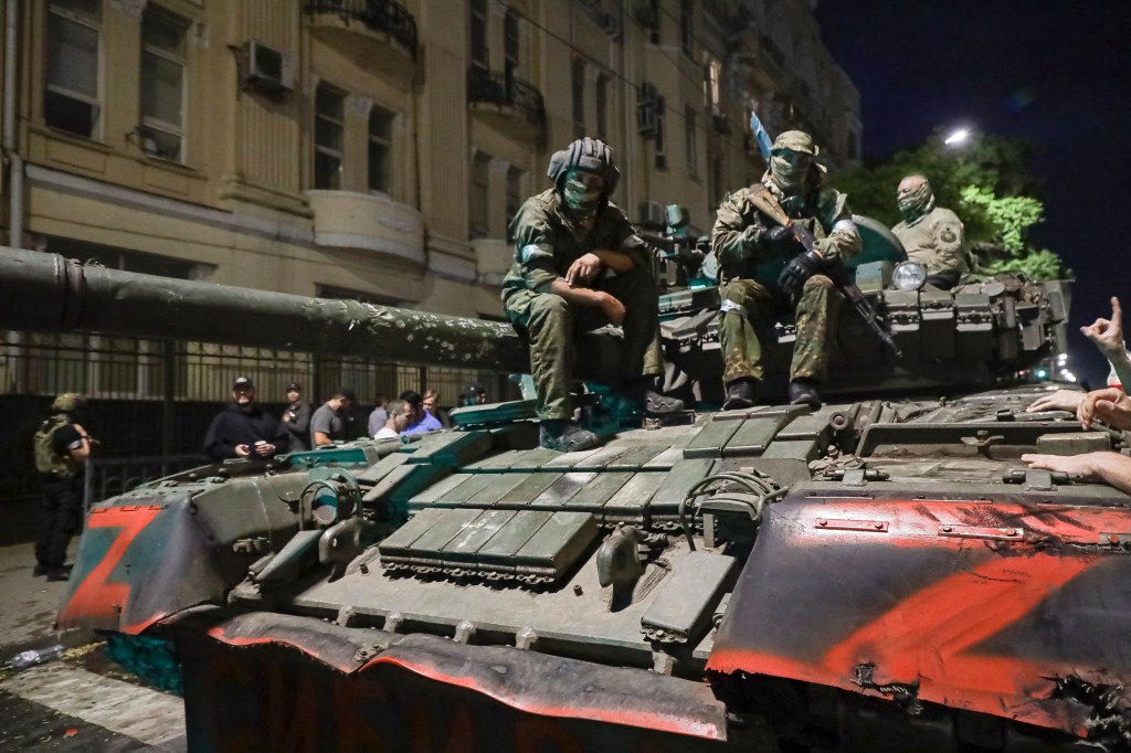 Miembros del grupo Wagner sentados sobre un tanque en Rostov del Don, Rusia, el sábado 24 de junio. (Foto: AP)