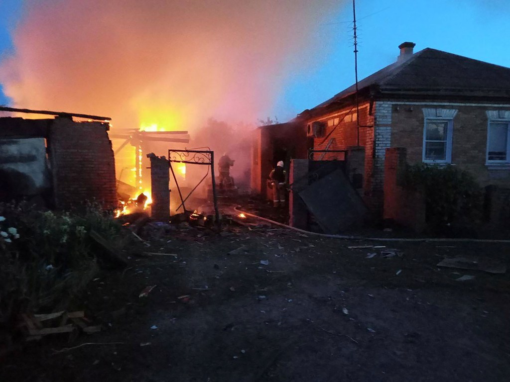 Los bomberos trabajan en una casa en llamas tras un bombardeo en el pueblo de Sobolevka, región de Belgorod, Rusia. (Crédito: Gobernador de la región rusa de Belgorod, Vyacheslav Gladkov/Telegram/Reuters)
